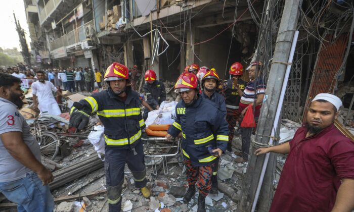 Straż pożarna przenosi ciało ofiary eksplozji w Dhace w Bangladeszu 7 marca 2023 r. (Abdul Goni / AP Photo)