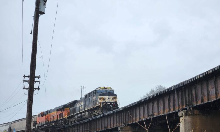 A Norfolk Southern freight train passes through Cincinnati, Ohio in late February, 2023. (Jeff Louderback/The Epoch Times)