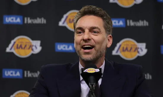 Pau Gasol Gets Emotional as Lakers Retire His No. 16 Jersey