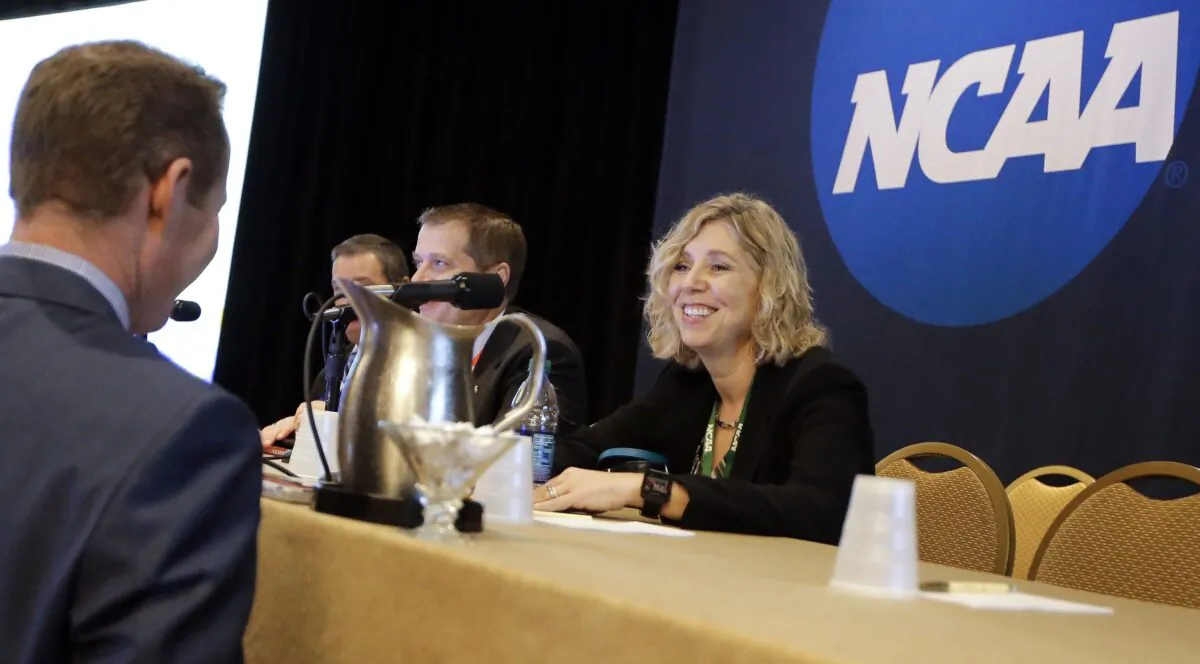 Robin Harris (R), executive director of the Ivy League, talks with a delegate at the NCAA Convention in Nashville, Tenn., on Jan. 19, 2017. (Mark Humphrey/AP Photo)