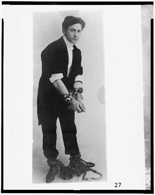 NextImg:Escape!: The Story of Harry Houdini