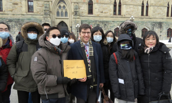 On the afternoon of March 7, 2023, “1617 Alliance” members submitted a petition letter to Garnett Genuis MP, a member of the Canadian Parliament, hoping that Canada will expand and extend its Lifeboat Program Stream B permanent residence policy. (Donna Ho/The Epoch Times)