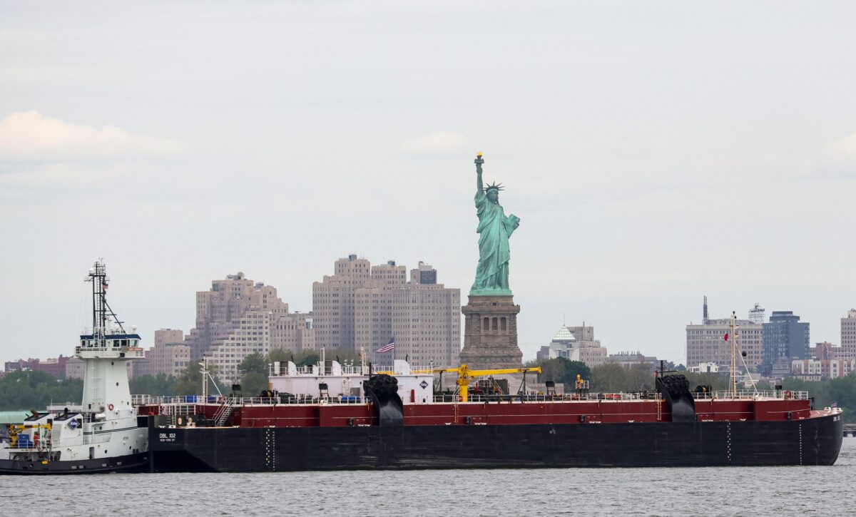 NextImg:Oil Steadies After Rate Hike Concerns Spur Sell-Off