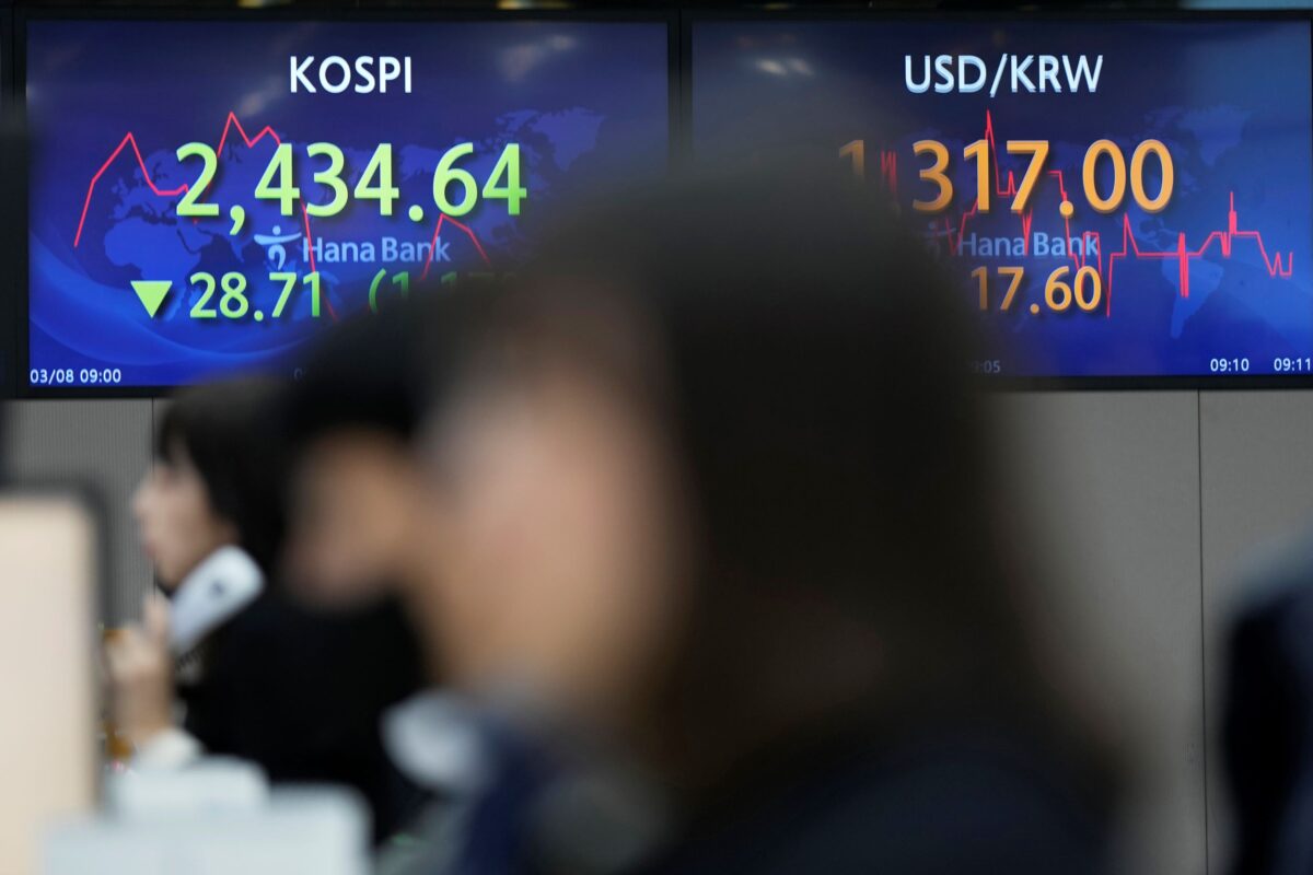 NextImg:Global Stocks Fall Amid Fears About Faster Rate Hikes