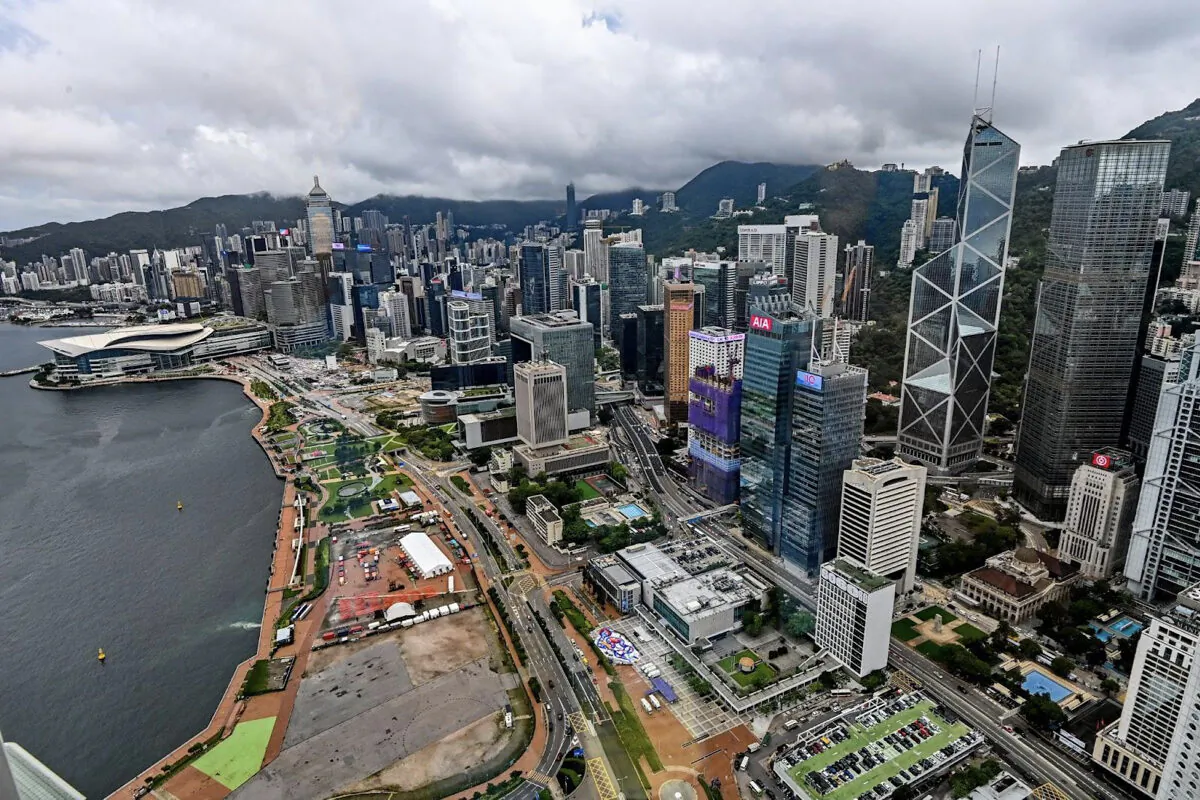 The Atlantic Council, an American think tank, issued an assessment report on the risks of Hong Kong's business environment.  It points out that since the implementation of the National Security Law in 2020, Hong Kong's legal structure has undergone fundamental changes. The picture shows Central, Hong Kong on June 7, 2022. (Sung Pi-Lung/The Epoch Times)