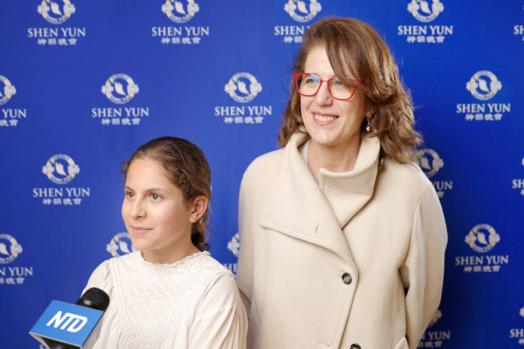 Professor Mar Llera Llorente (R) attended Shen Yun’s evening performance at the Cartuja Center Cite, on March 9, 2023. (NTD)