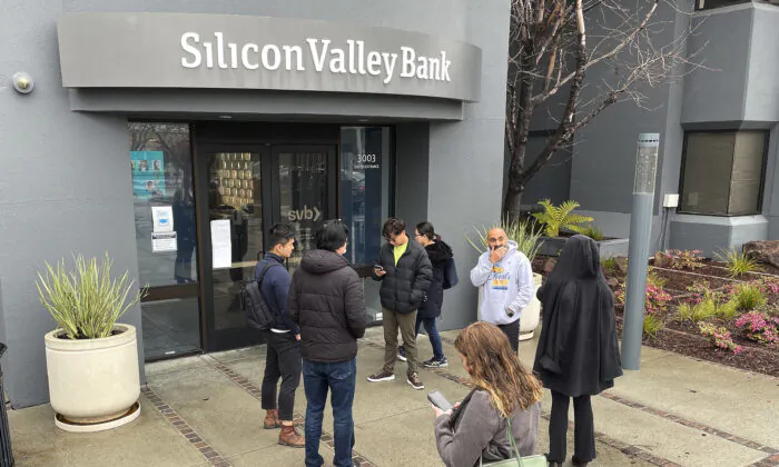 People line up outside of the shuttered Silicon Valley Bank (SVB) headquarters in Santa Clara, Calif., on March 10, 2023. (Justin Sullivan/Getty Images)