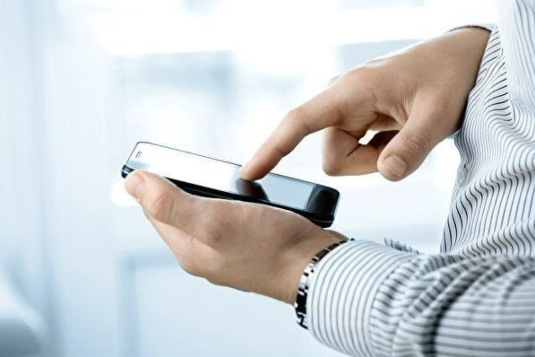 Mobile phones carry 10 times more bacteria than most toilet seats. Doctors and experts remind the public that in addition to being unhygienic, using mobile phones when going to the toilet may also affect our gut health, eyes, and cervical vertebrae. (Shutterstock)