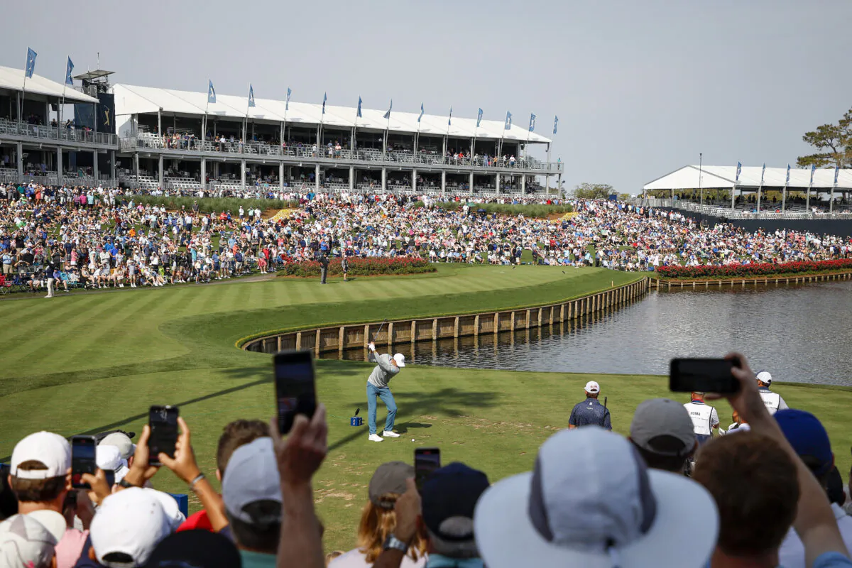 Jordan Spieth of the United States plays his shot from the 17th tee as fans look on during the second round of THE PLAYERS Championship on THE PLAYERS Stadium Course at TPC Sawgrass in Ponte Vedra Beach, Fla., on March 10, 2023. (Jared C. Tilton/Getty Images)