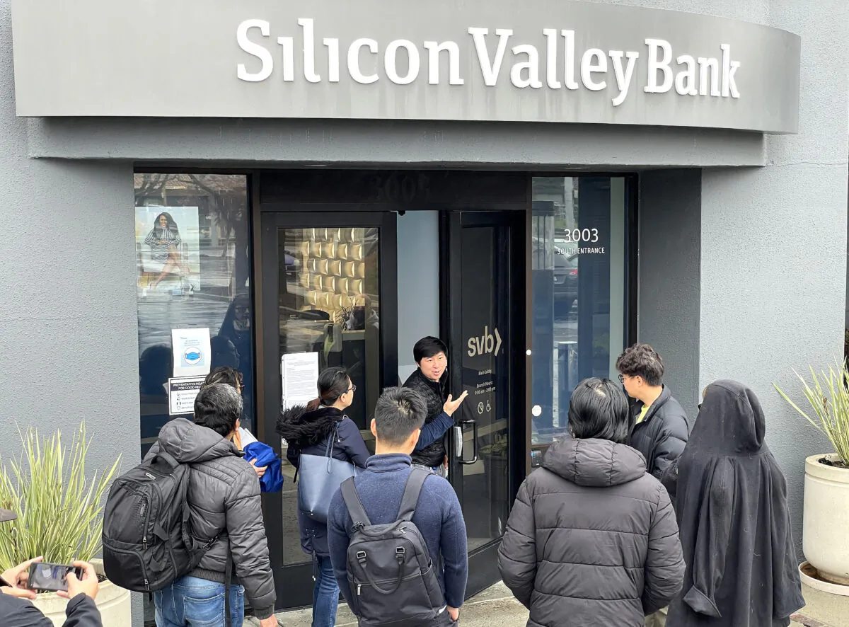 A worker (C) tells people that the Silicon Valley Bank (SVB) headquarters is closed on March 10, 2023 in Santa Clara, California.  (Justin Sullivan/Getty Images)