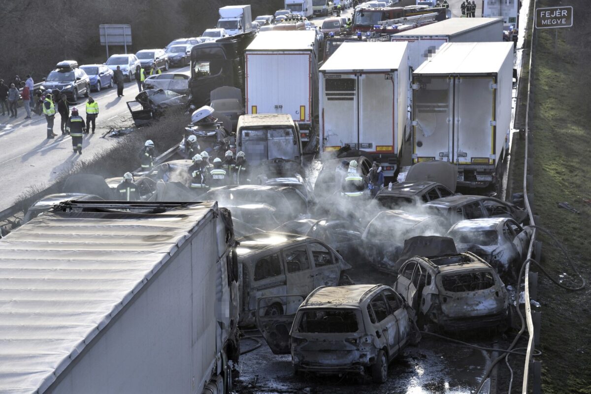 NextImg:More Than 40 Vehicles Involved in Highway Pileup in Hungary