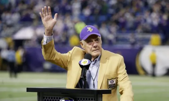 Bud Grant, Stoic Coach of Powerful Vikings Teams, Dies at 95