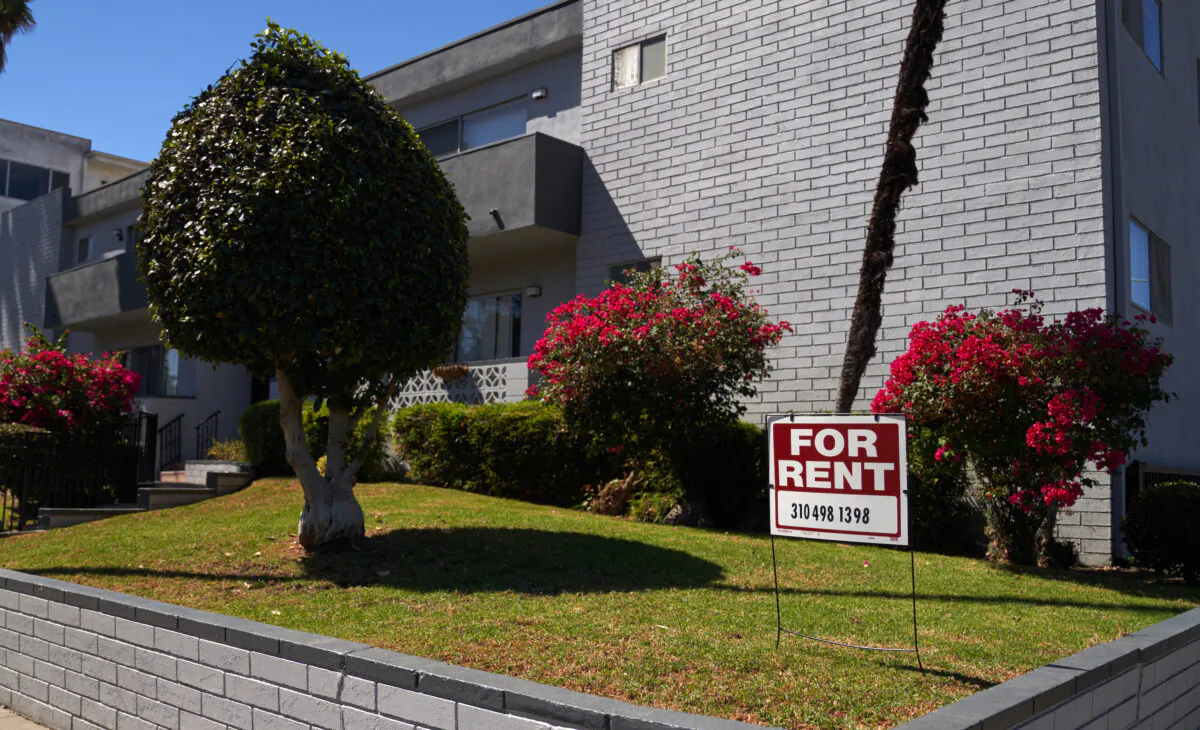 A 'For Rent' sign is displayed outside an apartment building in Los Angeles, Calif., on Sept. 22, 2022. (Allison Dinner/Getty Images)