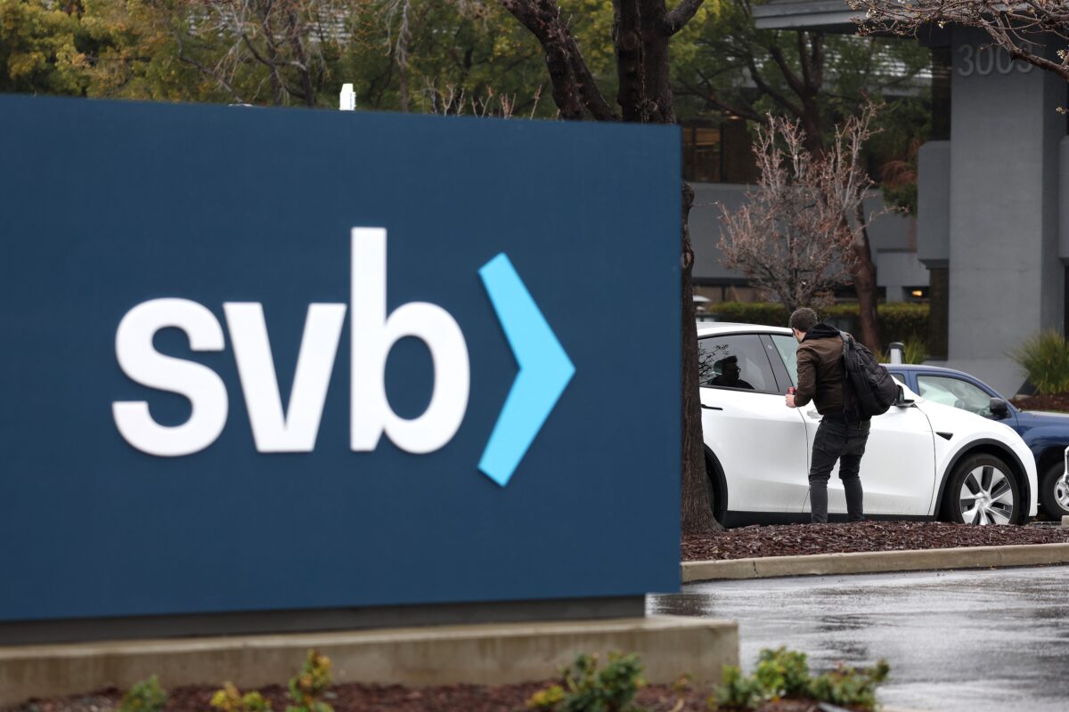 NextImg:SVB Chief Sold $3.6 Million in Stock Shortly Before Bank's Collapse