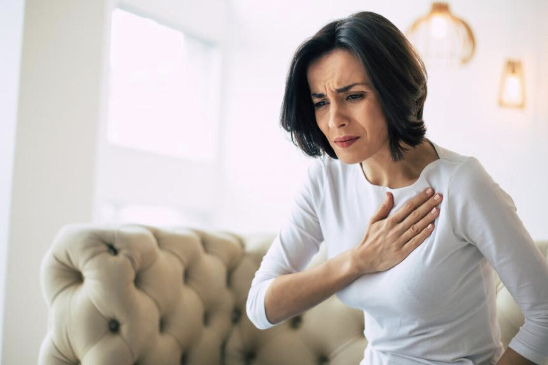Chest pain and tight chest are the most common symptoms of long COVID. (Shutterstock)
