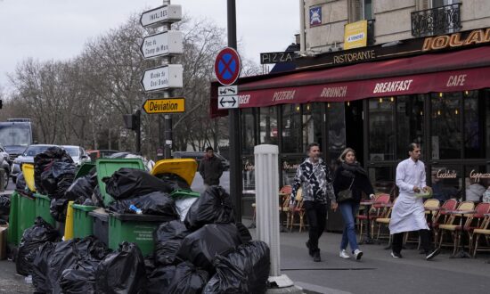 Paris Sanitation Union Ends Strike as Workers Move to Clear Tonnes of Garbage