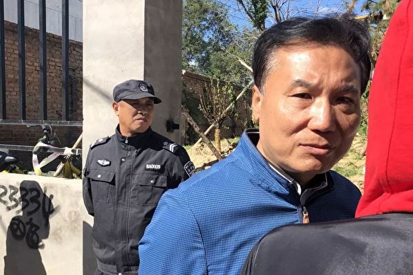 The deputy mayor of Xihongmen Town (in the light-blue jacket) leads a demolition team to demolish Guo Kunpeng's factory buildings in Beijing, on September 30, 2018. (Courtesy of Guo Kunpeng)
