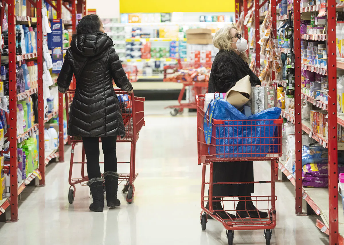 People shop at a grocery store in Montreal on Nov. 16, 2022. (The Canadian Press/Graham Hughes)