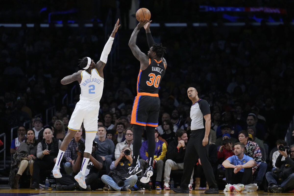 NextImg:Randle, Knicks Hold Off Lakers 112–108 to Snap 3-game Skid