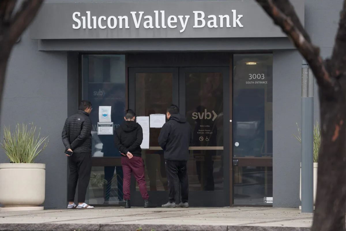 Employees stand outside of the shuttered Silicon Valley Bank (SVB) headquarters in Santa Clara, Calif., on March 10, 2023. (Justin Sullivan/Getty Images)