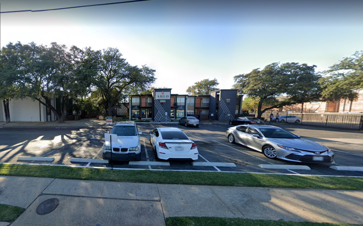 NextImg:Police: 4 Die in Shooting at Dallas Apartment Building