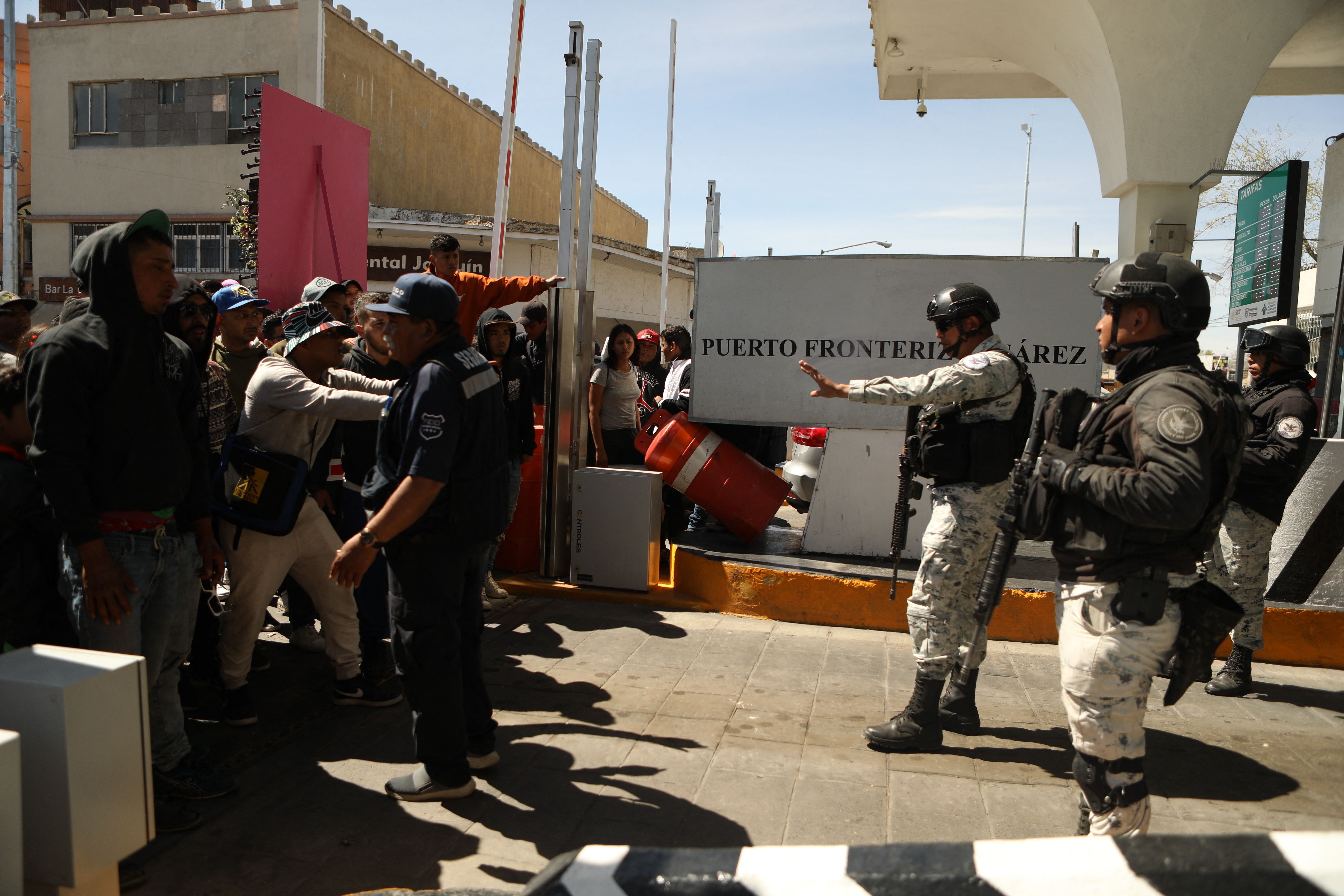 Hundreds of Illegal Immigrants Attempt to Storm Border at Texan Port of Entry - Vimarsana News