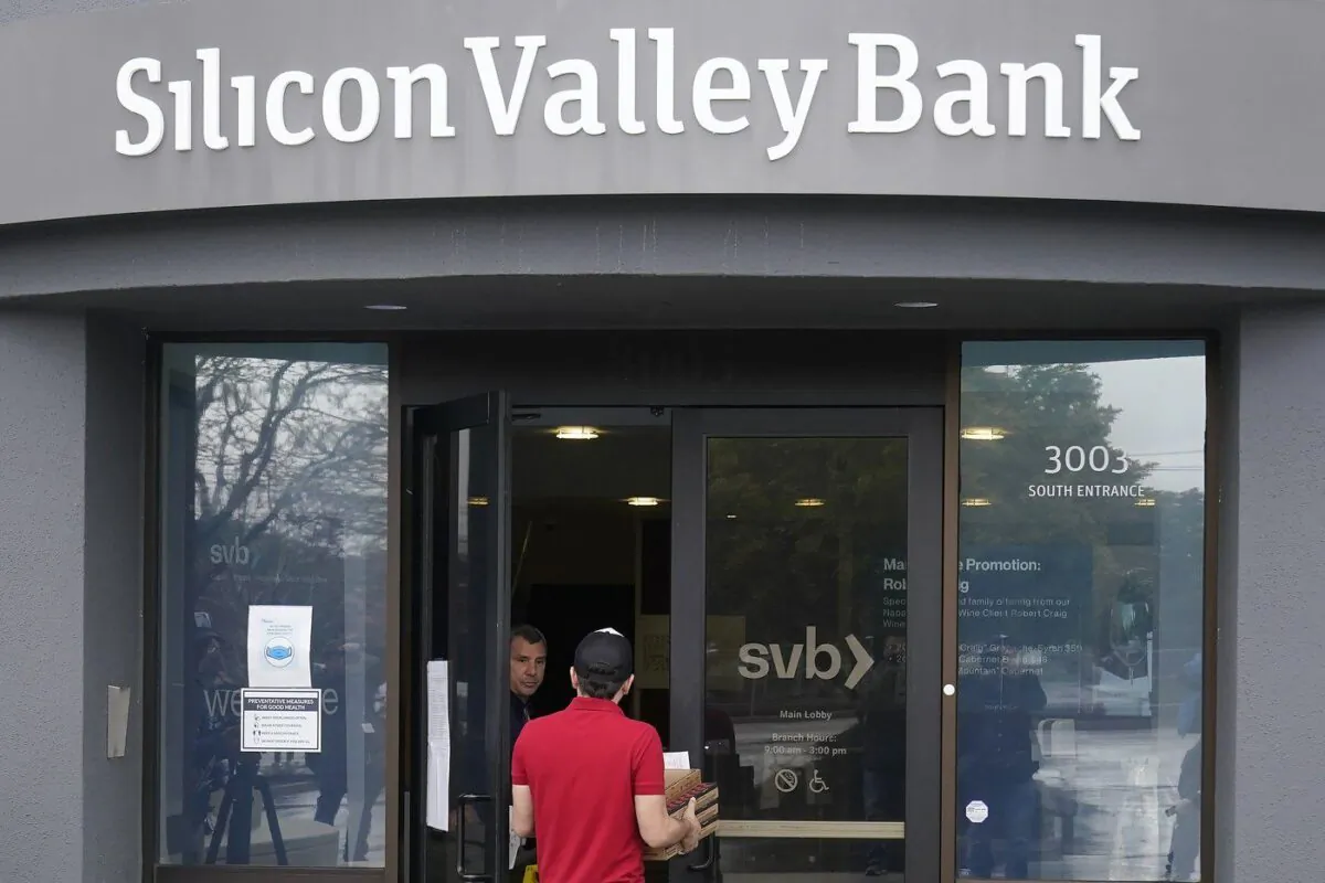 A food delivery worker enters Silicon Valley Bank in Santa Clara, Calif., on March 10, 2023. (The Canadian Press/AP-Jeff Chiu)