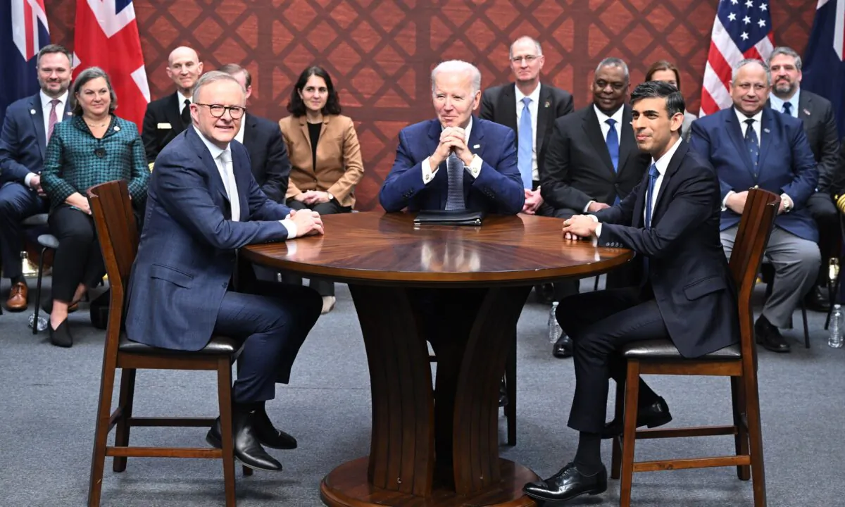 U.S. President Joe Biden (C) participates in a trilateral meeting with Australian Prime Minister Anthony Albanese (L) and British Prime Minister Rishi Sunak (R) during the AUKUS summit in San Diego, Calif., on March 13, 2023. (Leon Neal/Getty Images)
