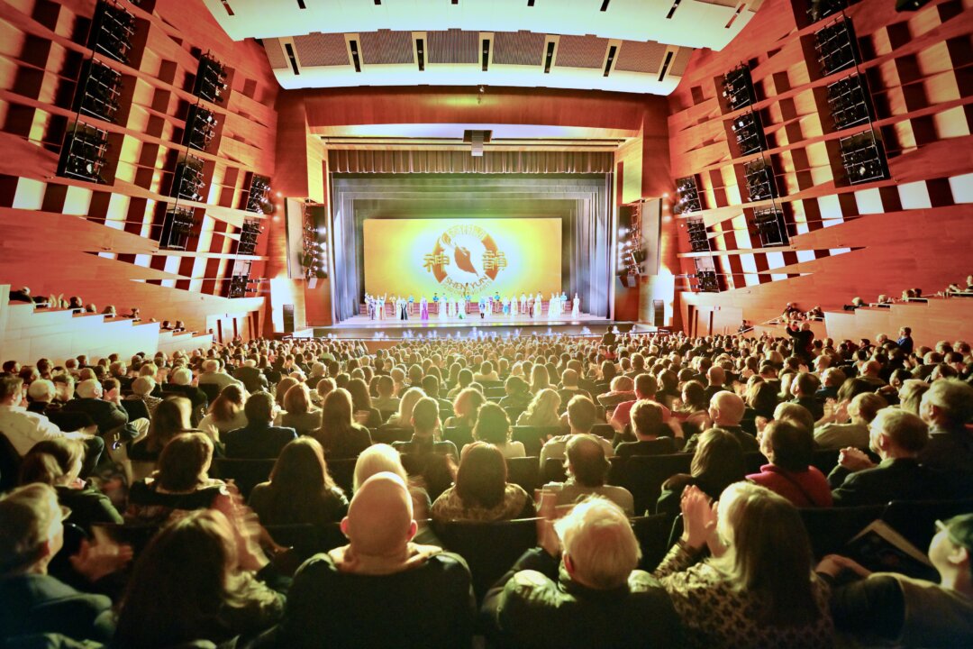 Shen Yun Performing Arts curtain call at Galgary's Southern Alberta Jubilee Auditorium on March 10, 2023. (Hugh/NTD)