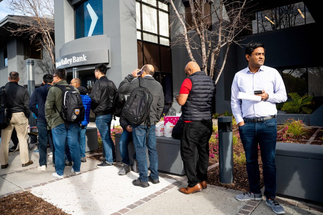 Silicon Valley Bank customers wait in line at the bank's headquarters in Santa Clara, Calif., on March 13, 2023. (Noah Berger/AFP via Getty Images)
