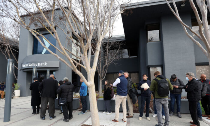 People line up outside of a Silicon Valley Bank office in Santa Clara, Calif., on March 13, 2023. (Justin Sullivan/Getty Images)