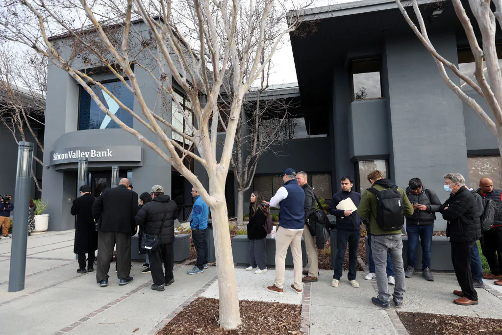 People line up outside of a Silicon Valley Bank office in Santa Clara, Calif., on March 13, 2023. (Justin Sullivan/Getty Images)