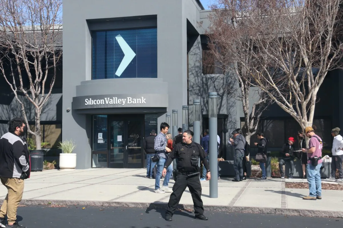 Customers wait in line outside the shuttered Silicon Valley Bank (SVB) headquarters in Santa Clara, Calif., on March 13, 2023. (Vivian Yin/The Epoch Times)