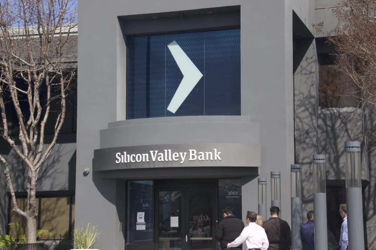 Customers wait in line outside of the shuttered Silicon Valley Bank (SVB) headquarters in Santa Clara, Calif., on March 13, 2023. (Vivian Yin/The Epoch Times)