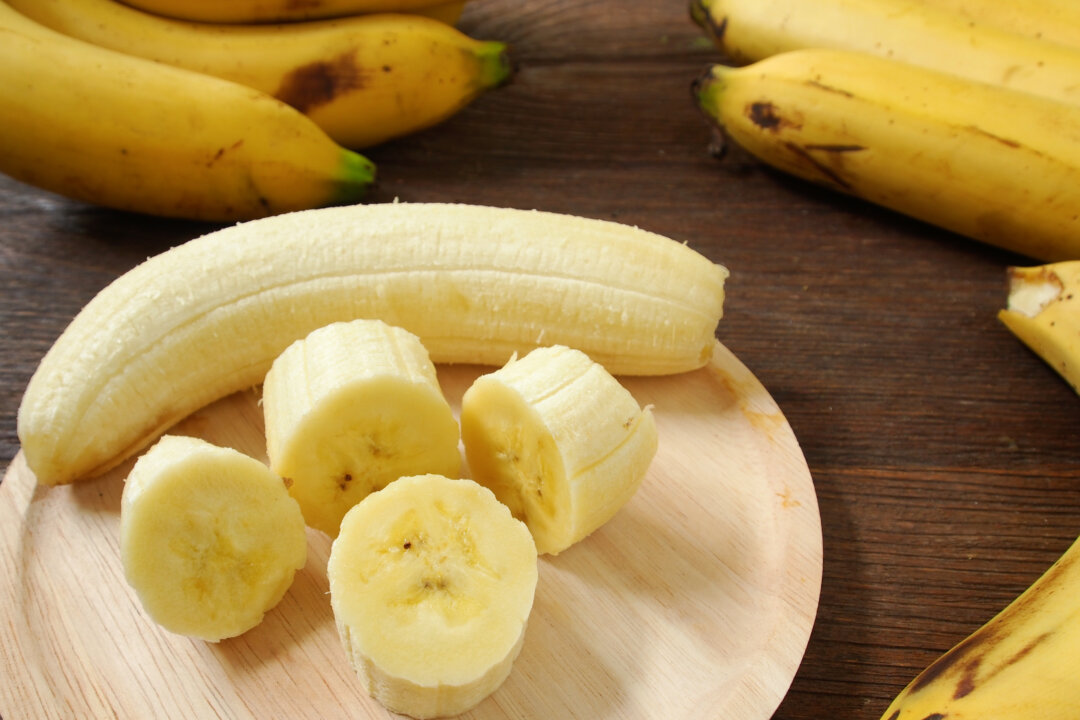 Delicious and nutritious, not only are bananas healthy snacks, but they are also great for preventing cancer, cardiovascular diseases, memory decline, and relieving anxiety. (Shutterstock)