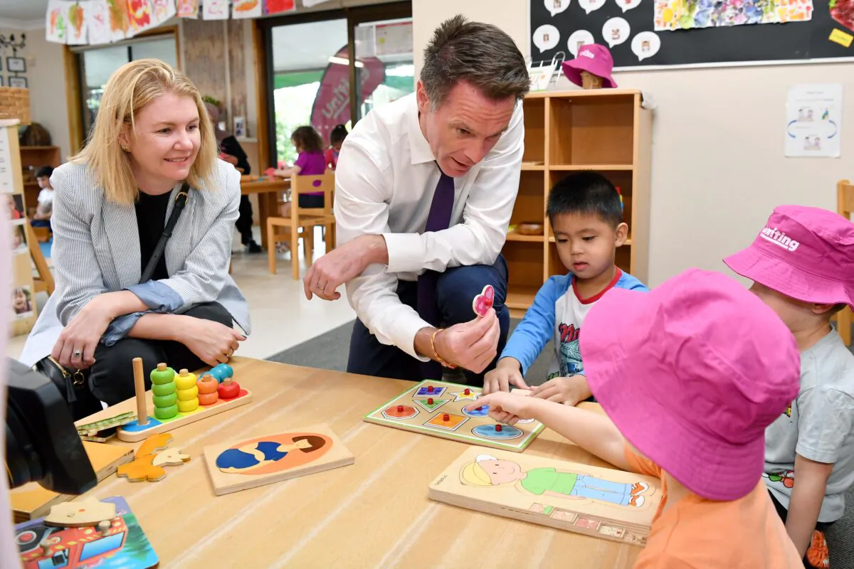 NSW Labor leader Chris Minns (right) and his wife Anna Minns meet local children at an early learning centre in Condell Park, Sydney, Australia on March 14, 2023. (AAP Image/Bianca De Marchi)