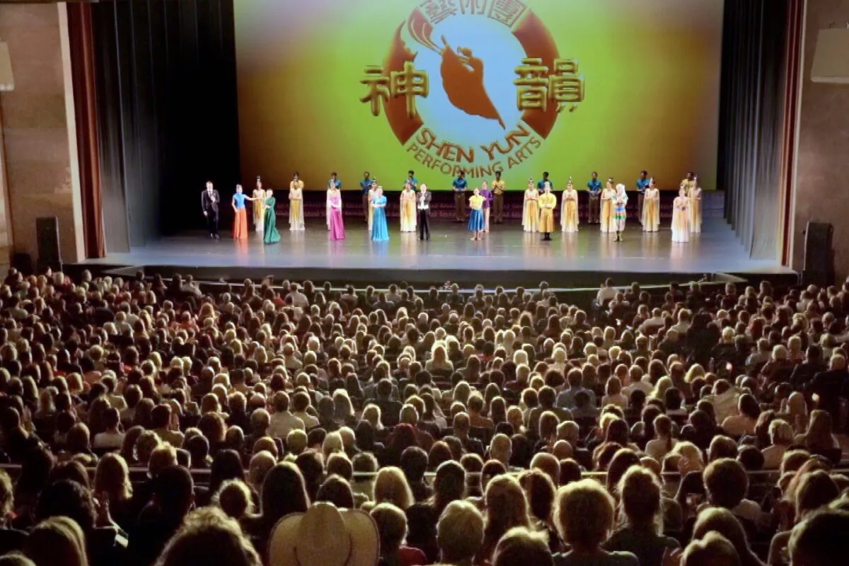 Shen Yun Performing Arts North America Company's curtain call at Denver's Buell Theatre, on March 10, 2023. (NTD)