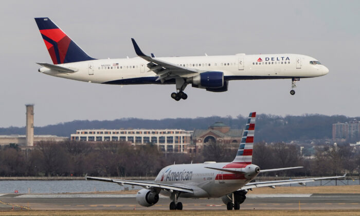 Feds Investigate Delta Air Lines After Passengers Bake in Heat