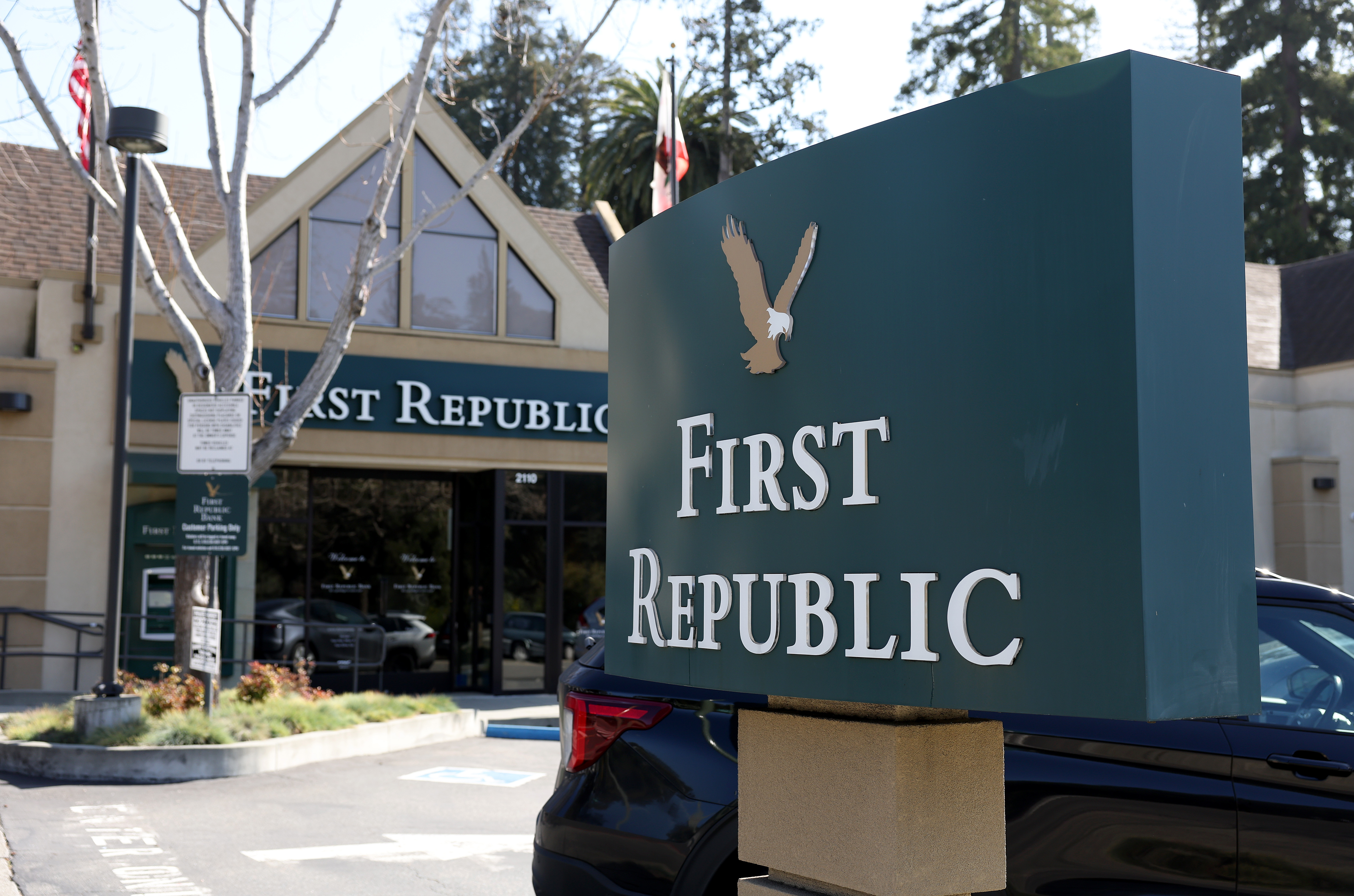Ex-First Republic CEO Blames Failure on Collapse of Other Regional Banks, Says Regulators Did Not Raise Warnings - Vimarsana News