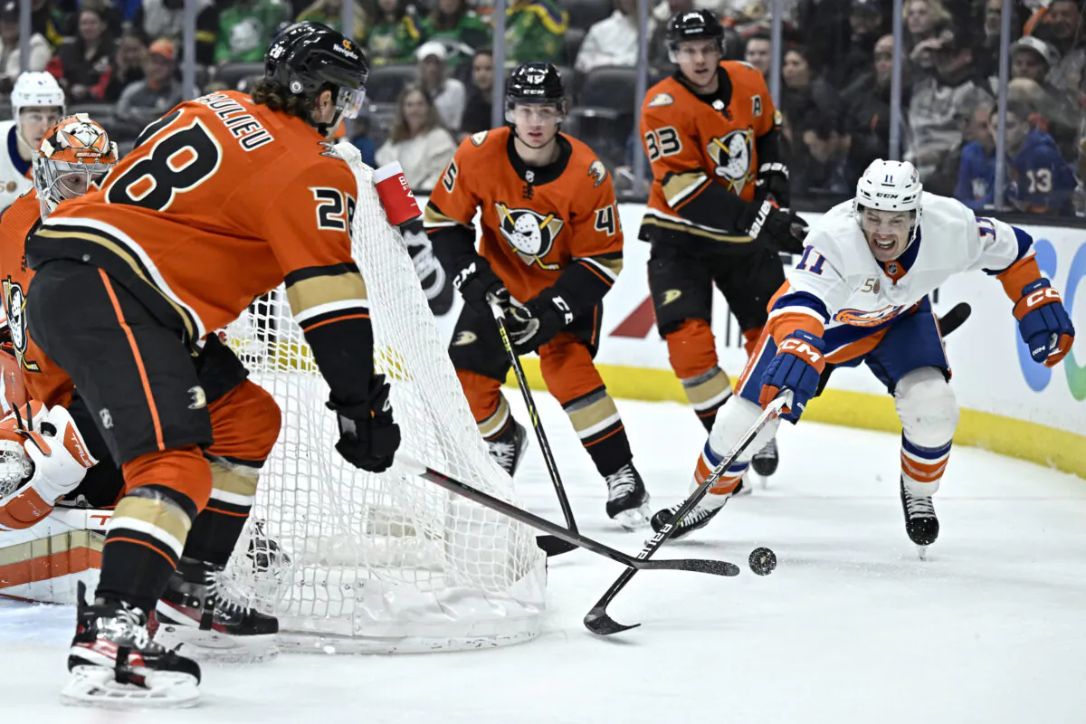 New York Islanders left wing Zach Parise, right, vies for the puck against Anaheim Ducks defenseman Nathan Beaulieu (28) during the first period of an NHL hockey game in Anaheim, Calif., on March 15, 2023. (Alex Gallardo/AP Photo)