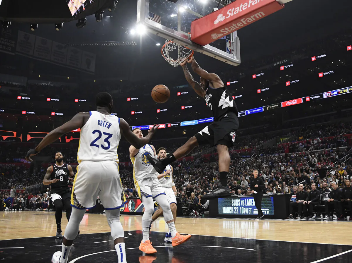 Kawhi Leonard (2) of the Los Angeles Clippers dunks the ball against Donte DiVincenzo (0) of the Golden State Warriors during the first half of the game in Los Angeles on March 15, 2023. (Kevork Djansezian/Getty Images)