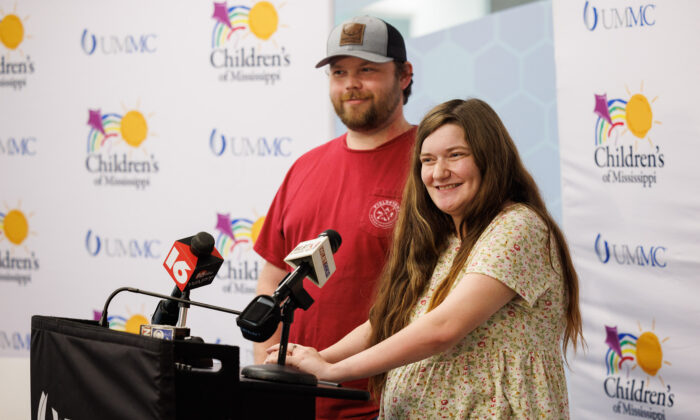 Mississippi Couple Welcomes ‘1 in 60 Million’ Preemie Quintuplets With 4 Identical Girls