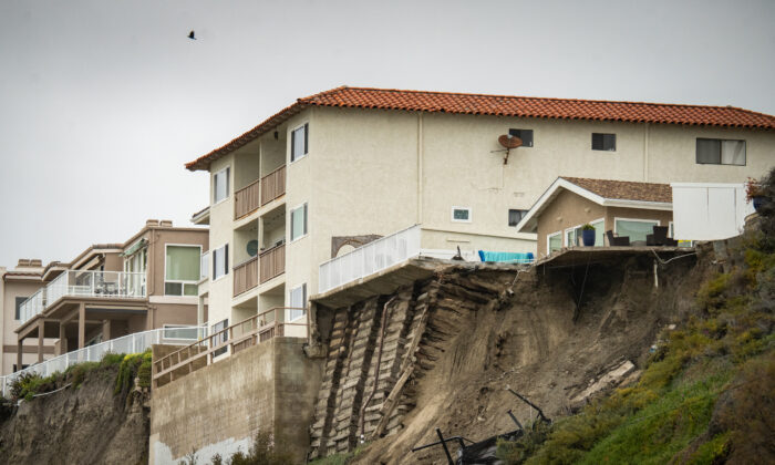 Landslides strike a coastal neighborhood after heavy rains in San Clemente, Calif., on March 16, 2023. (John Fredricks/The Epoch Times)