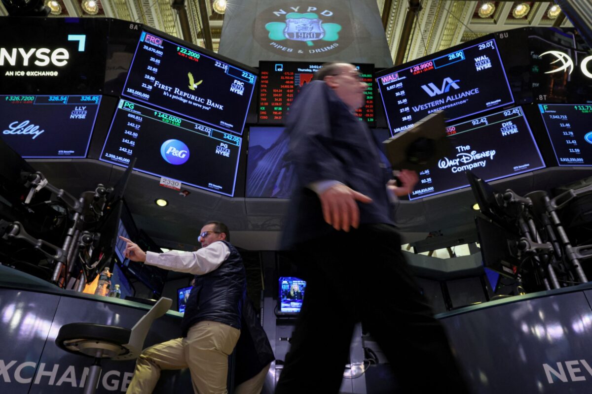 NextImg:Wall Street Opens Lower as Bank Worries Linger