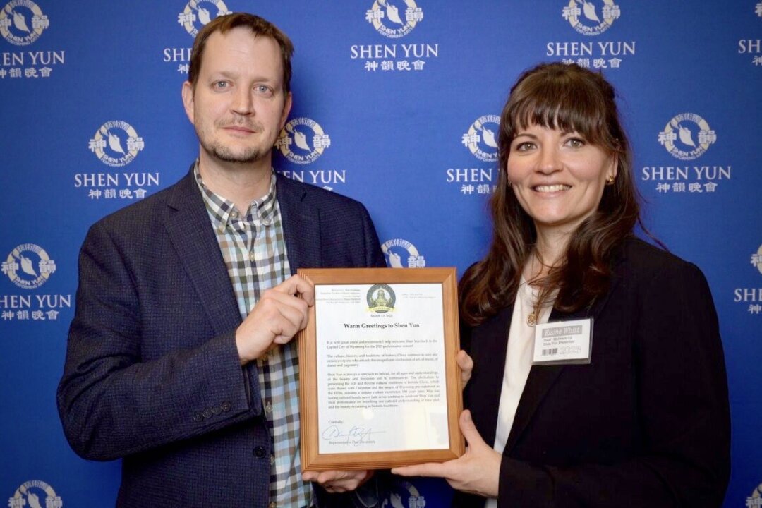 Wyoming State Rep. Dan Zwonitzer (L) at the Shen Yun Performing Arts performance at Cheyenne Civic Center on March 15, 2023. (NTD)