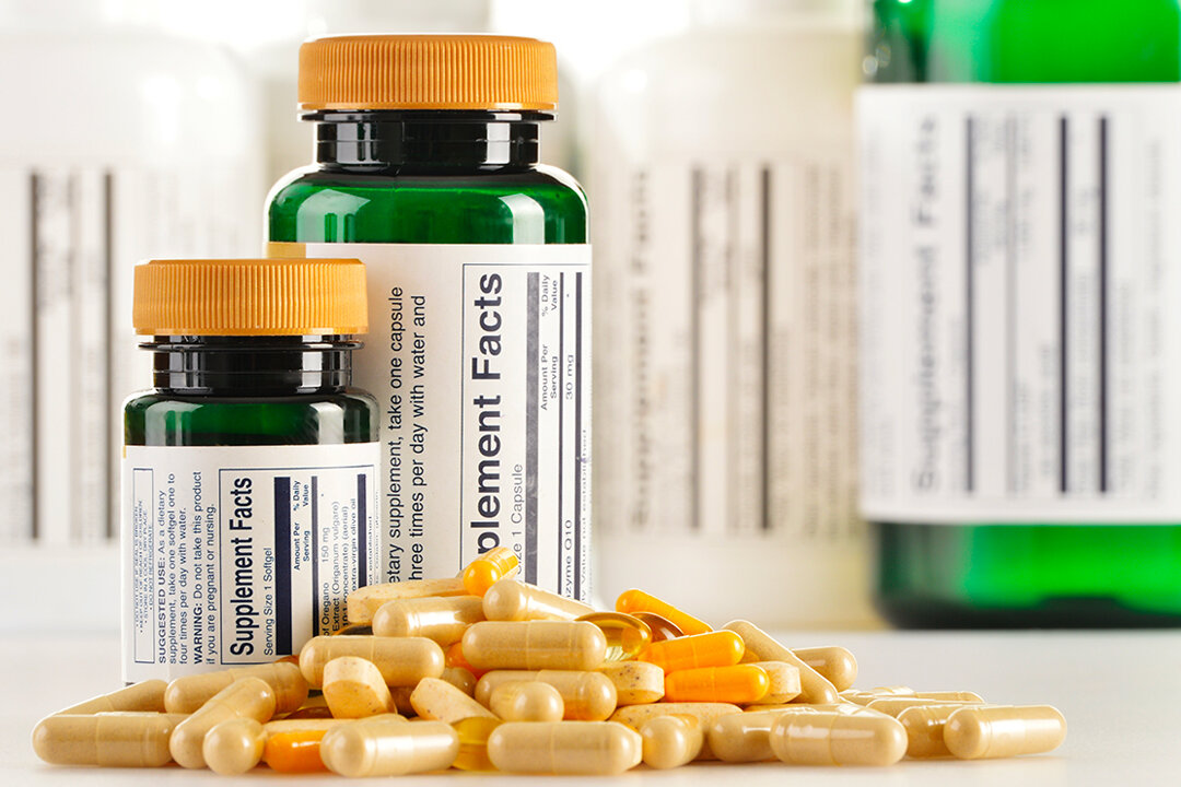 Dietary supplement capsules （Shutterstock)