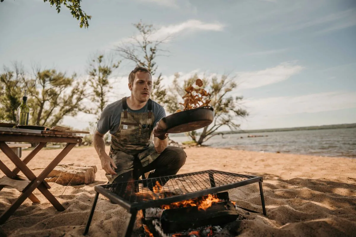 Alan Bergo prepares
a foraged feast on
the beach. (Courtesy of Alan Bergo)