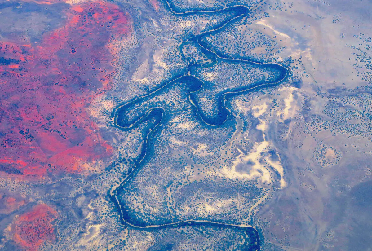 FILE PHOTO: A homestead and roads can be seen near the Darling River in the Murray-Darling basin, Australia's largest catchment river system, located near the far western New South Wales town of Broken Hill in Australia, February 12, 2017. Picture taken February 12, 2017.  REUTERS/David Gray/File Photo