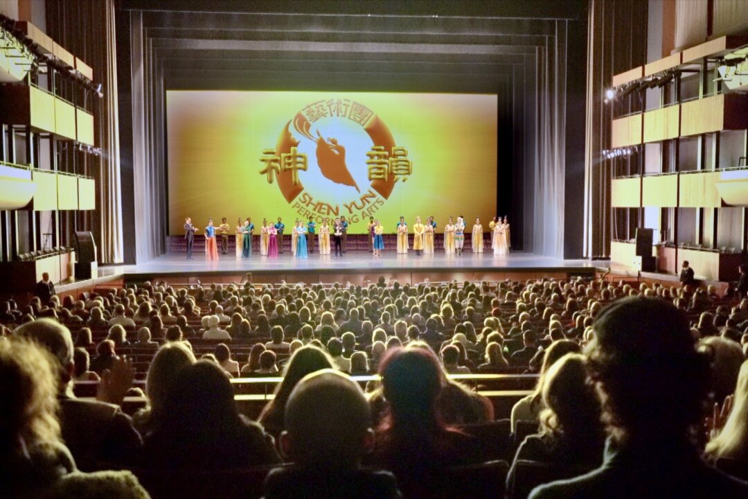 Shen Yun Performing Arts curtain call at Pikes Peak Center for the Performing Arts on March 17, 2023. (NTD)