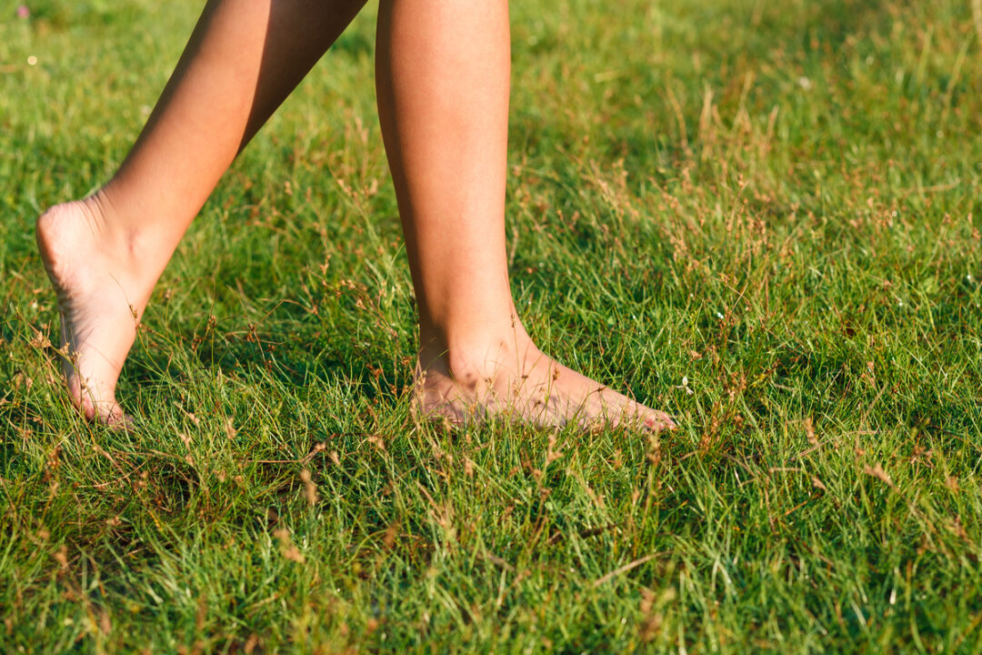 Research has found that earthing can alleviate the symptoms of COVID-19 complications. (savageultralight/Shutterstock)